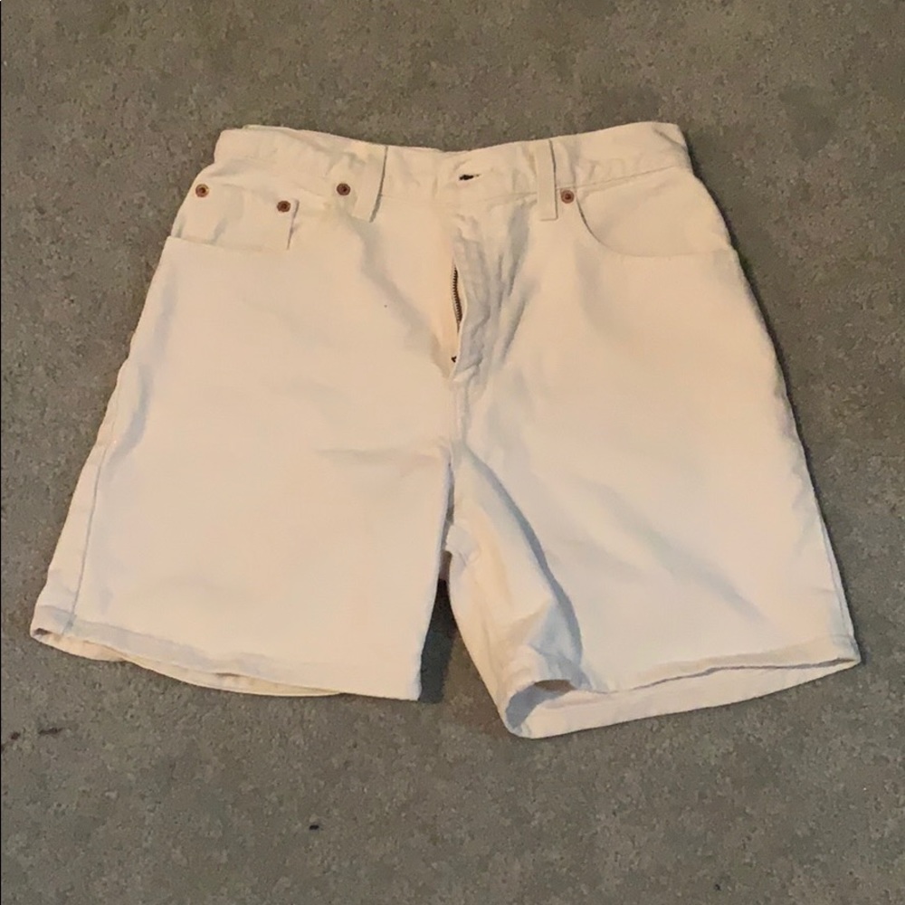 white levi shorts